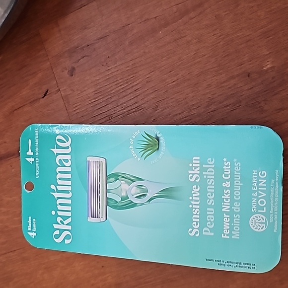 Skintimate Razor & Shave Cream Bundle Deal - Picture 2 of 6